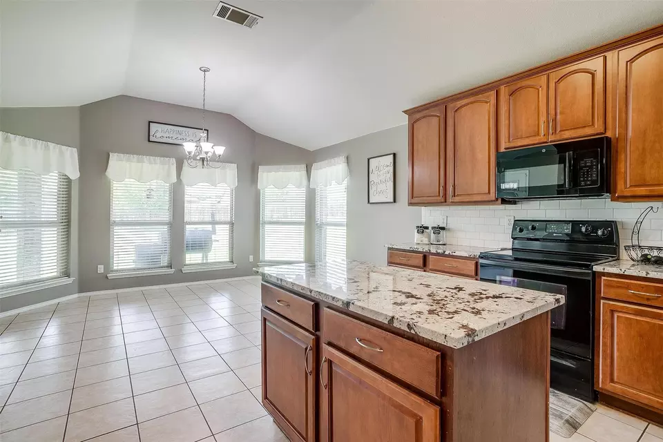 Kitchen - 1721 Vista Ridge Dr W, Midlothian, TX 76065 photo 3 of 4