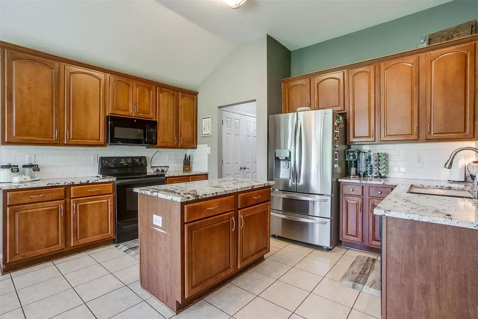 Kitchen - 1721 Vista Ridge Dr W, Midlothian, TX 76065 photo 1 of 4