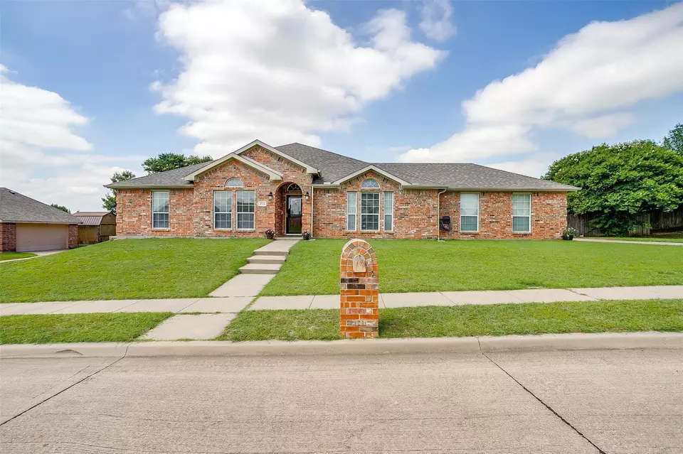 Exterior - 1721 Vista Ridge Dr W, Midlothian, TX 76065 photo 4 of 11