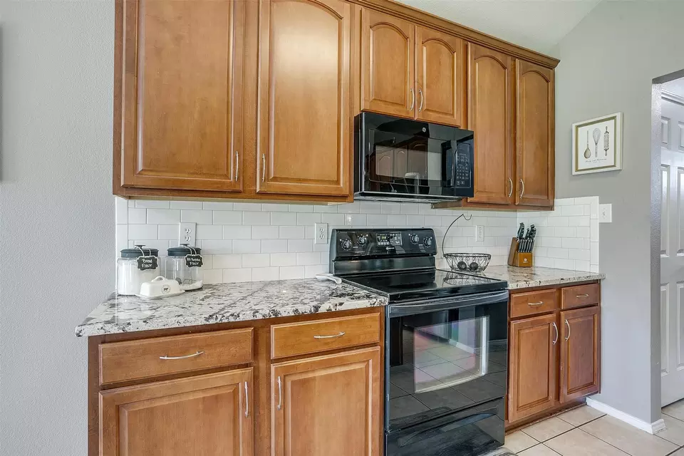 Kitchen - 1721 Vista Ridge Dr W, Midlothian, TX 76065 photo 4 of 4