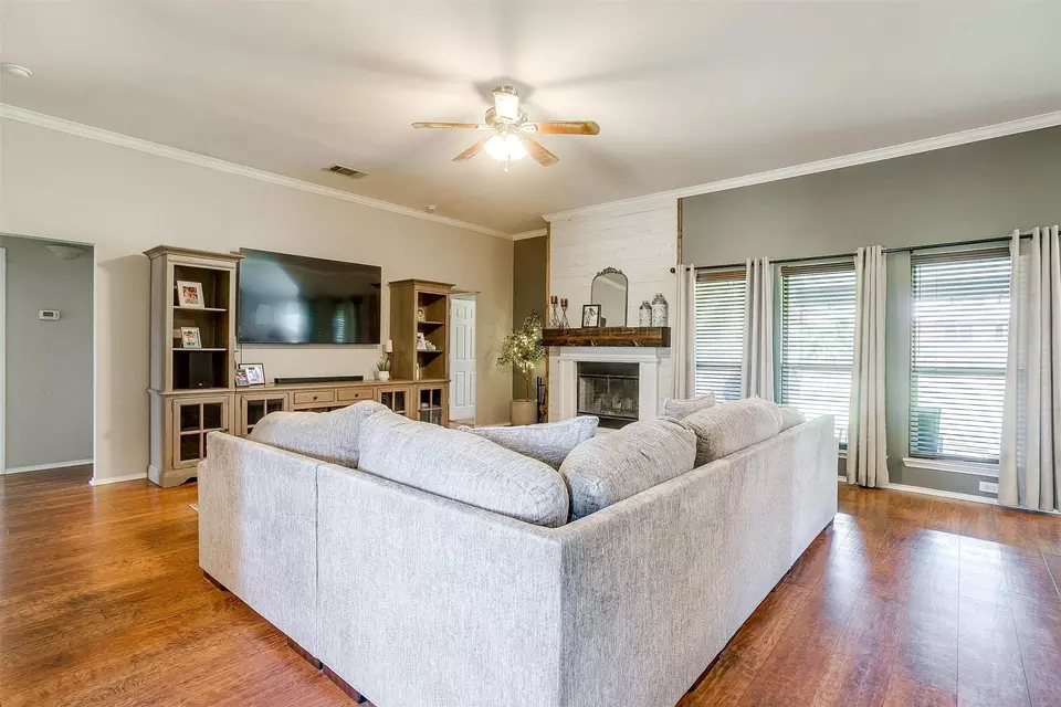 Living - 1721 Vista Ridge Dr W, Midlothian, TX 76065 photo 3 of 3