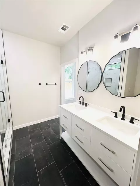 Bath - 1010 Elmore Ave, Dallas, TX 75216 photo 3 of 3