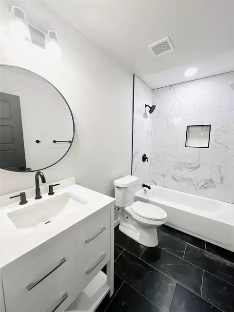 Bath - 1010 Elmore Ave, Dallas, TX 75216 photo 2 of 3
