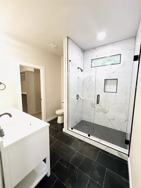 Bath - 1010 Elmore Ave, Dallas, TX 75216 photo 1 of 3