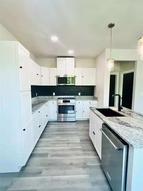 Kitchen - 1010 Elmore Ave, Dallas, TX 75216 photo 2 of 2