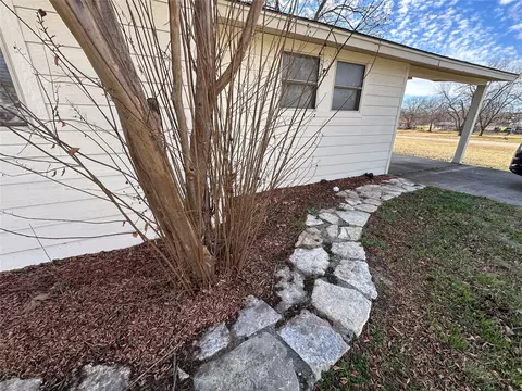 1002 E Milton, Comanche, TX 76442 photo 2