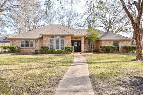 5802 Plantation Dr, Tyler, TX 75703