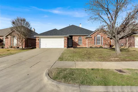 8929 Saranac Trl, Fort Worth, TX 76118
