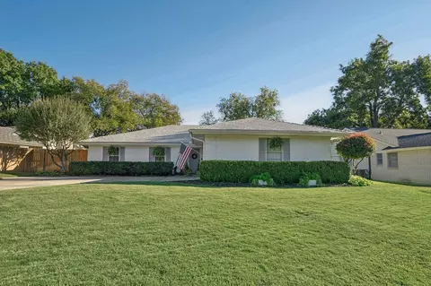 9017 Mahan Dr, Benbrook, TX 76116
