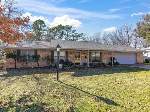 704 Preston St, Bowie, TX 76230