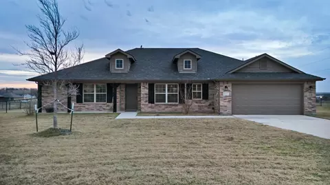 111 Hillcrest Ln, Decatur, TX 76234