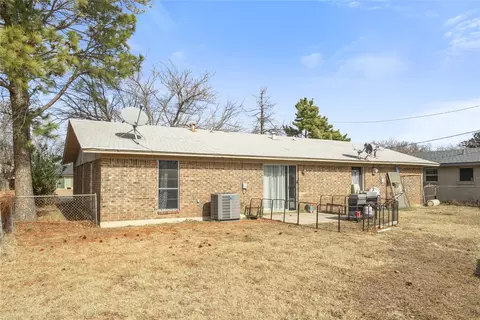 Exterior - 1005 E Fitzgerald St, Bangs, TX 76823 photo 4 of 5
