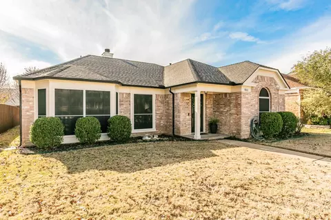 861 Chaparral Dr, Grand Prairie, TX 75052