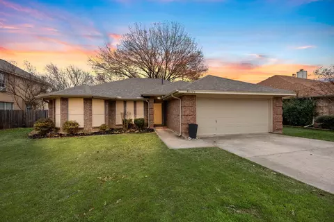 6720 Wooddale Dr, Watauga, TX 76148