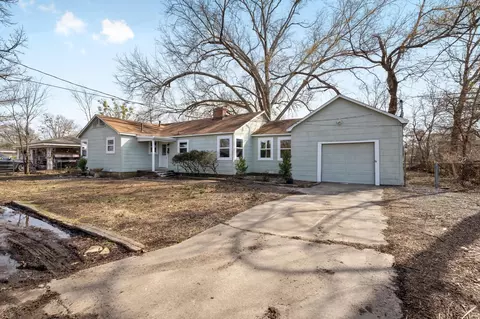 518 E 13th St, Bonham, TX 75418