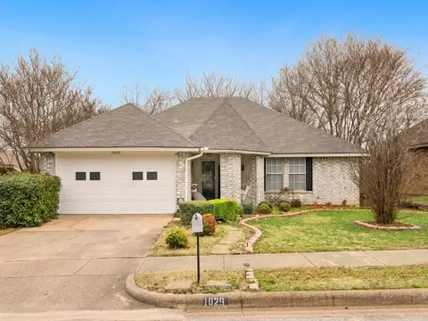 1029 Parkhill Ave, Saginaw, TX 76179