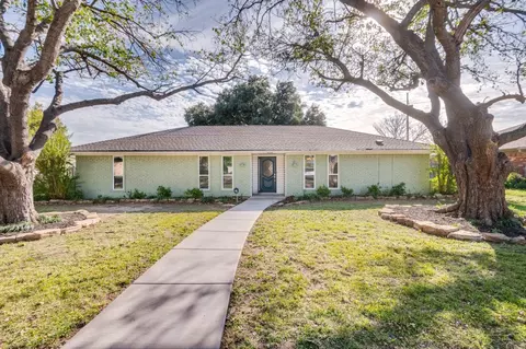 2118 Wellington Dr, Grand Prairie, TX 75051