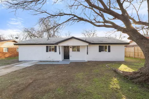 820 Hallvale Dr, White Settlement, TX 76108