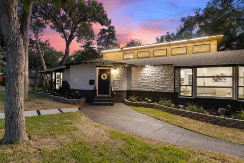 2900 W Jefferson Blvd, Dallas, TX 75211