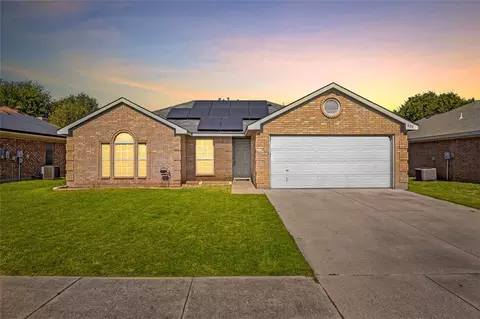 428 Asbury Dr, Saginaw, TX 76179