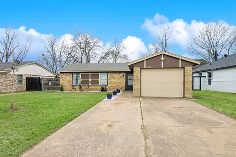 3824 Royal Crest Dr, Fort Worth, TX 76140