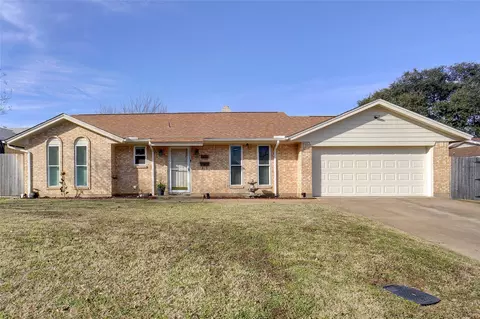 411 Rambling Ln, Euless, TX 76039