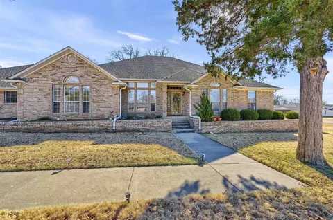 700 Kiowa Dr W, Lake Kiowa, TX 76240