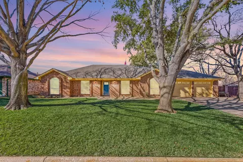 7701 Hunt Dr, North Richland Hills, TX 76182