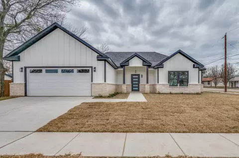 105 N Oak St, Crowley, TX 76036