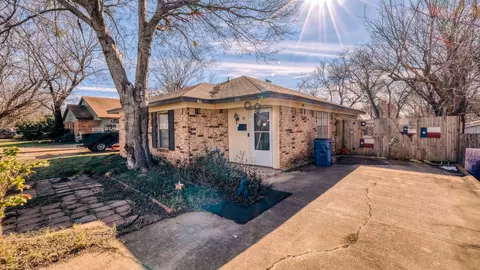 221 W Peach St, Grapevine, TX 76051