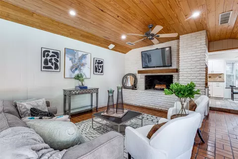 9425 Springwater Dr, Dallas, TX 75228