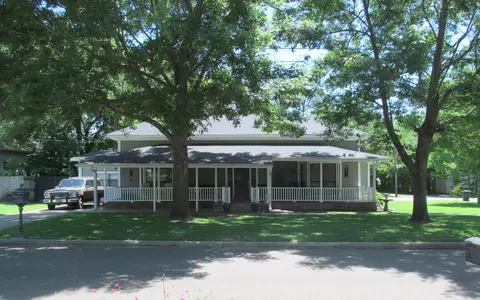 211 W Myrtle St, Winnsboro, TX 75494