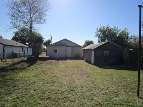 605 E Glisson Ave, Electra, TX 76360 photo 8