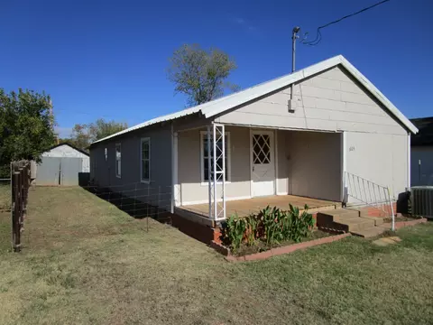 605 E Glisson Ave, Electra, TX 76360 photo 3