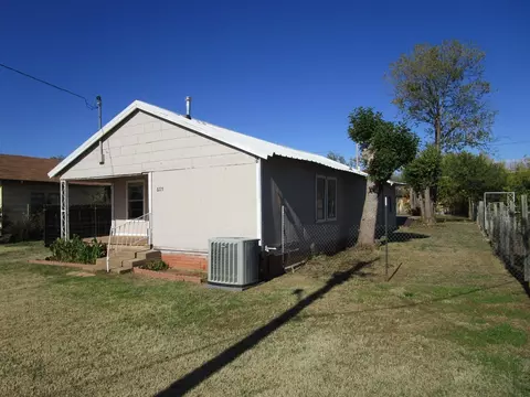 605 E Glisson Ave, Electra, TX 76360 photo 2