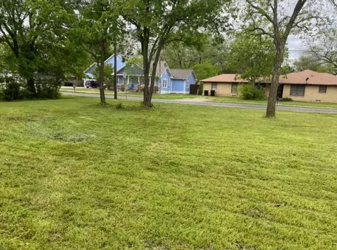 201 E Division St, Pilot Point, TX 76258 photo 2