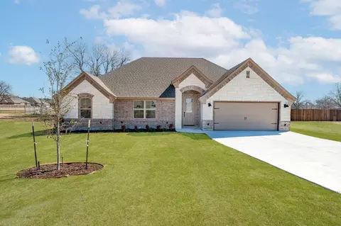560 Walking Horse Dr, Stephenville, TX 76401