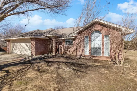 Exterior - 616 Pine Bluff St, Cleburne, TX 76031 photo 4 of 8