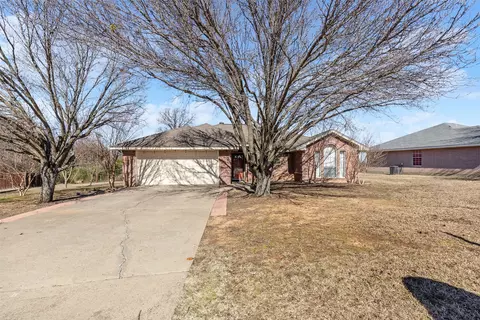 Exterior - 616 Pine Bluff St, Cleburne, TX 76031 photo 3 of 8