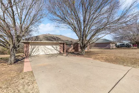 Exterior - 616 Pine Bluff St, Cleburne, TX 76031 photo 2 of 8