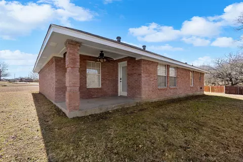 Exterior - 616 Pine Bluff St, Cleburne, TX 76031 photo 5 of 8