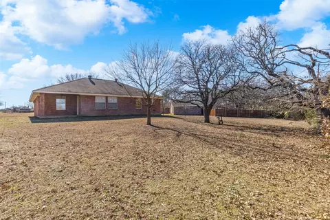 Exterior - 616 Pine Bluff St, Cleburne, TX 76031 photo 6 of 8