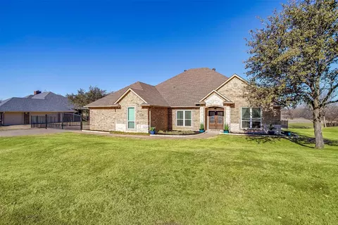 703 Country Club Dr, Joshua, TX 76058
