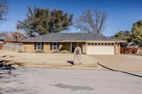 1401 Roanoake, Graham, TX 76450