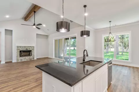 124 Colonial Dr, Mabank, TX 75156