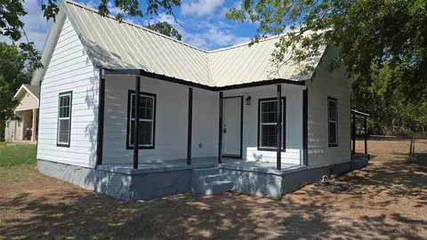 205 W Greenwood Ave, Bowie, TX 76230