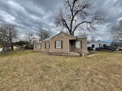 1451 Greenbrier Dr, River Oaks, TX 76114