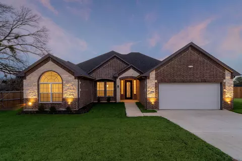 310 Oakwood Dr, Euless, TX 76040