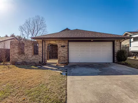 607 Parker Dr, Euless, TX 76039
