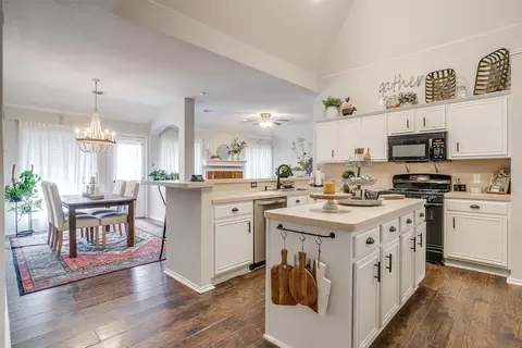 9801 Pack Saddle Trl, Fort Worth, TX 76108